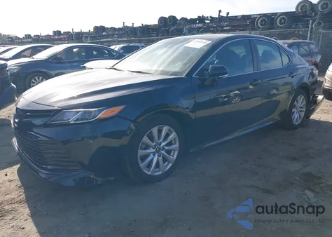 2018 Toyota Camry Le z USA, uszkodzony, nr VIN 4T1B11HK9JU503534